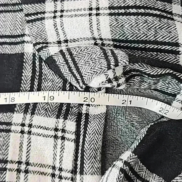 Shein NWOT black & white lightweight flannel button-up size Teen 14 fits Medium - Picture 3 of 6